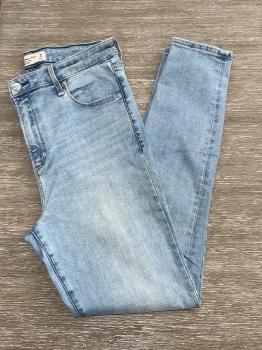 ABERCROMBIE & FITCH LIGHT WASH SKINNY JEANS